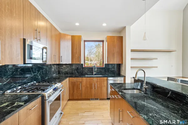$990,000 | 152 Lakeside Drive, Lebanon, CT 06249