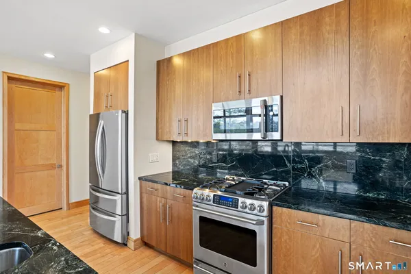 $990,000 | 152 Lakeside Drive, Lebanon, CT 06249