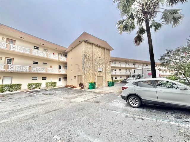 $159,900 | 3405 Northwest 48th Avenue, Unit 407, Lauderdale Lakes, FL 33319