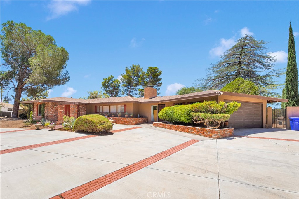 19955 Chickasaw Road Apple Valley, CA 92307 - Photo 3 of 60 a view of outdoor space and yard