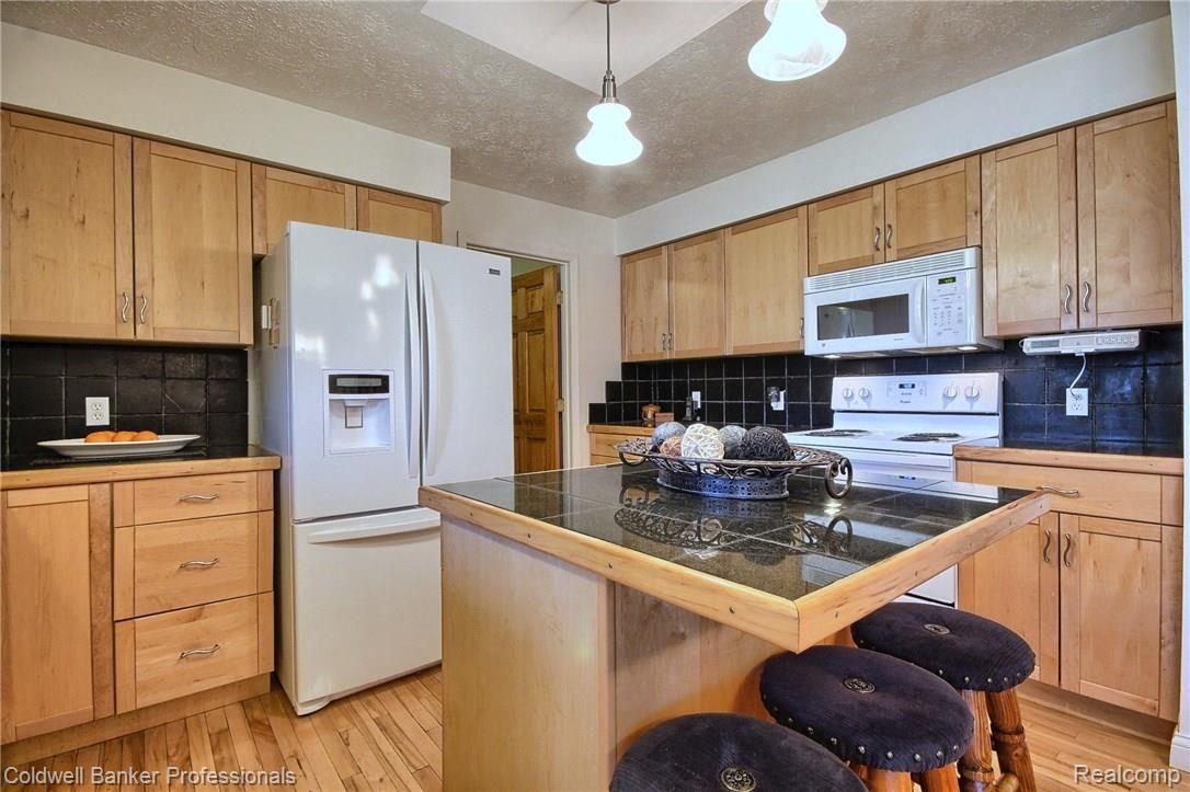 325 North Beck Road Canton, MI 48187 - Photo 17 of 44 Gorgeous kitchen with maple cabinets and granite counter tops.