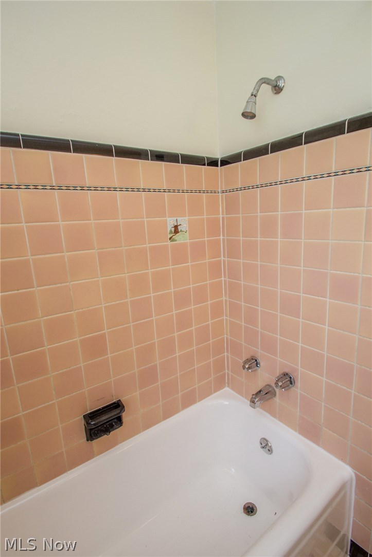 2384 Ashurst Road University Heights, OH 44118 - Photo 21 of 28 Up tub