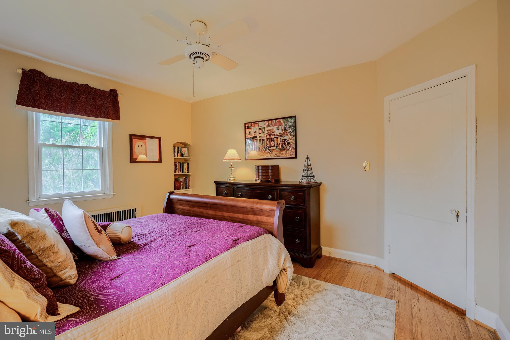 6405 Blenheim Road Baltimore, MD 21212 - Photo 16 of 30 Main bedroom with arched alcove.