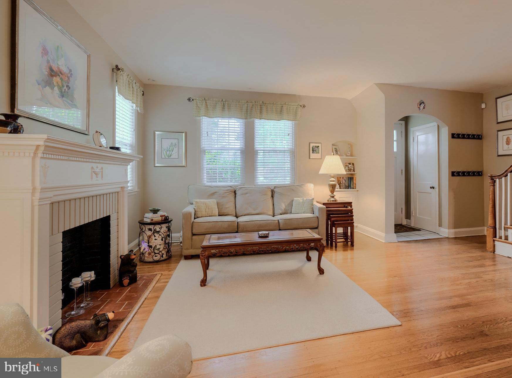 6405 Blenheim Road Baltimore, MD 21212 - Photo 6 of 30 Light-filled w/ arched alcove.