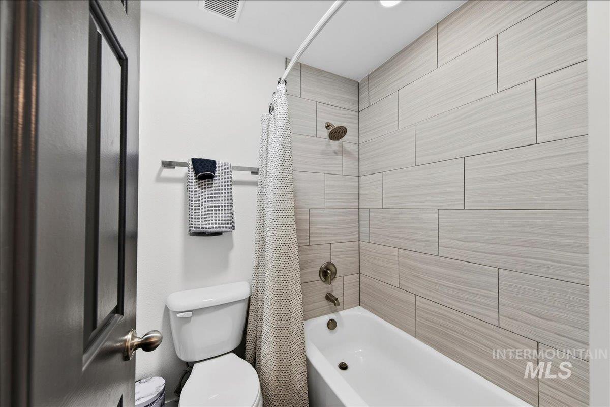 760 Meaghan Place Boise, ID 83712 - Photo 24 of 38 Full bath with shower / bath combination with curtain and toilet