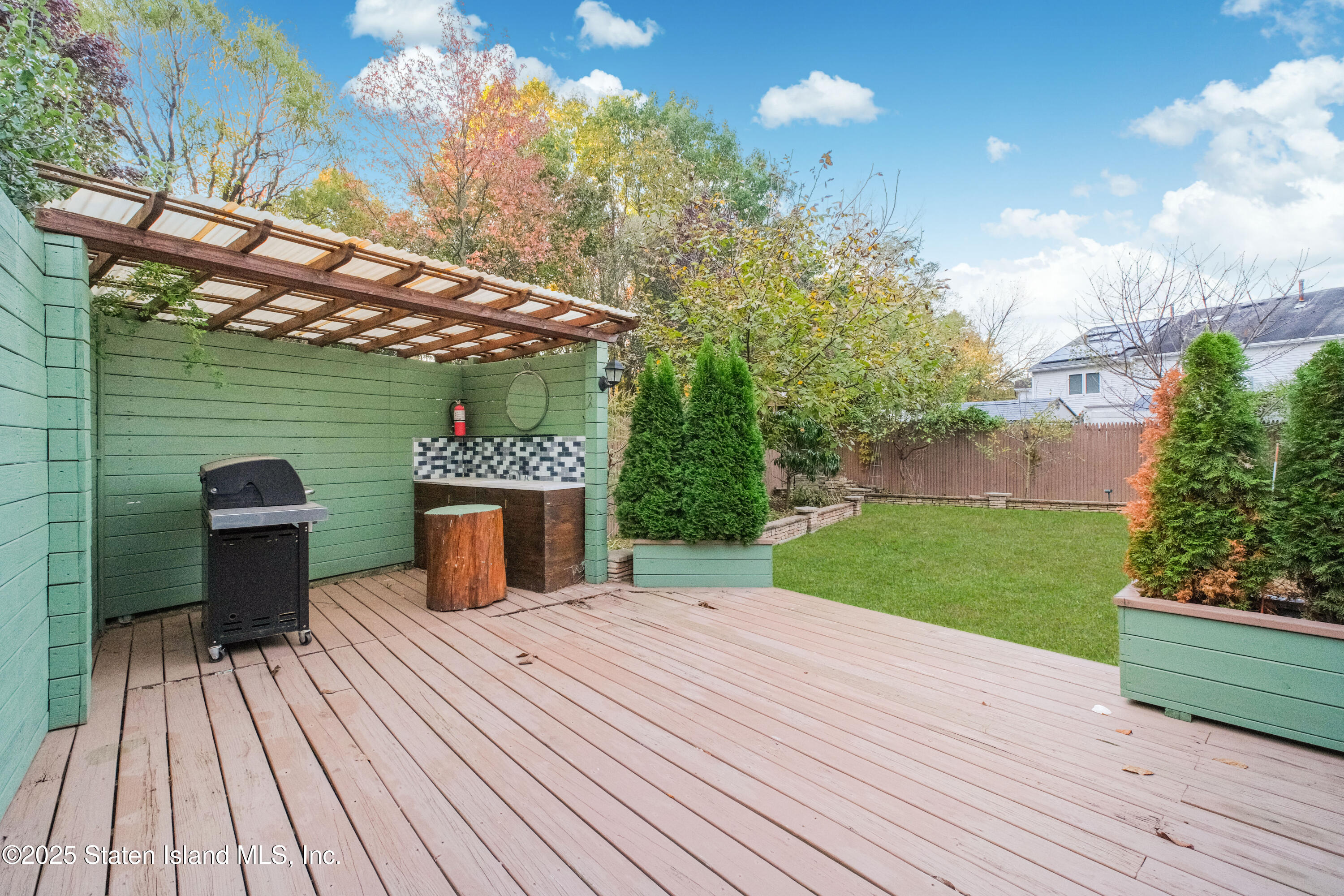18 Atmore Place Staten Island, NY 10306 - Photo 19 of 19 a view of a backyard with a deck
