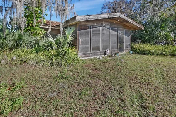 a view of a house with backyard