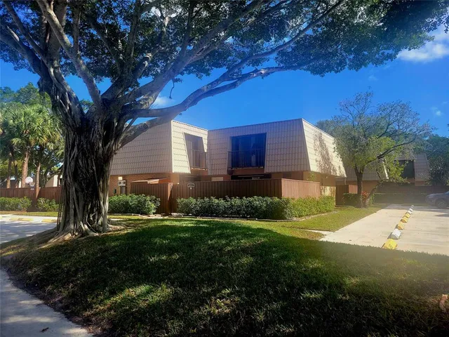 a view of a yard in front of house