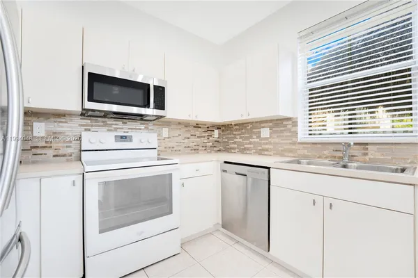 $2,550 | 27433 Southwest 137th Court, Unit 1, Homestead, FL 33032