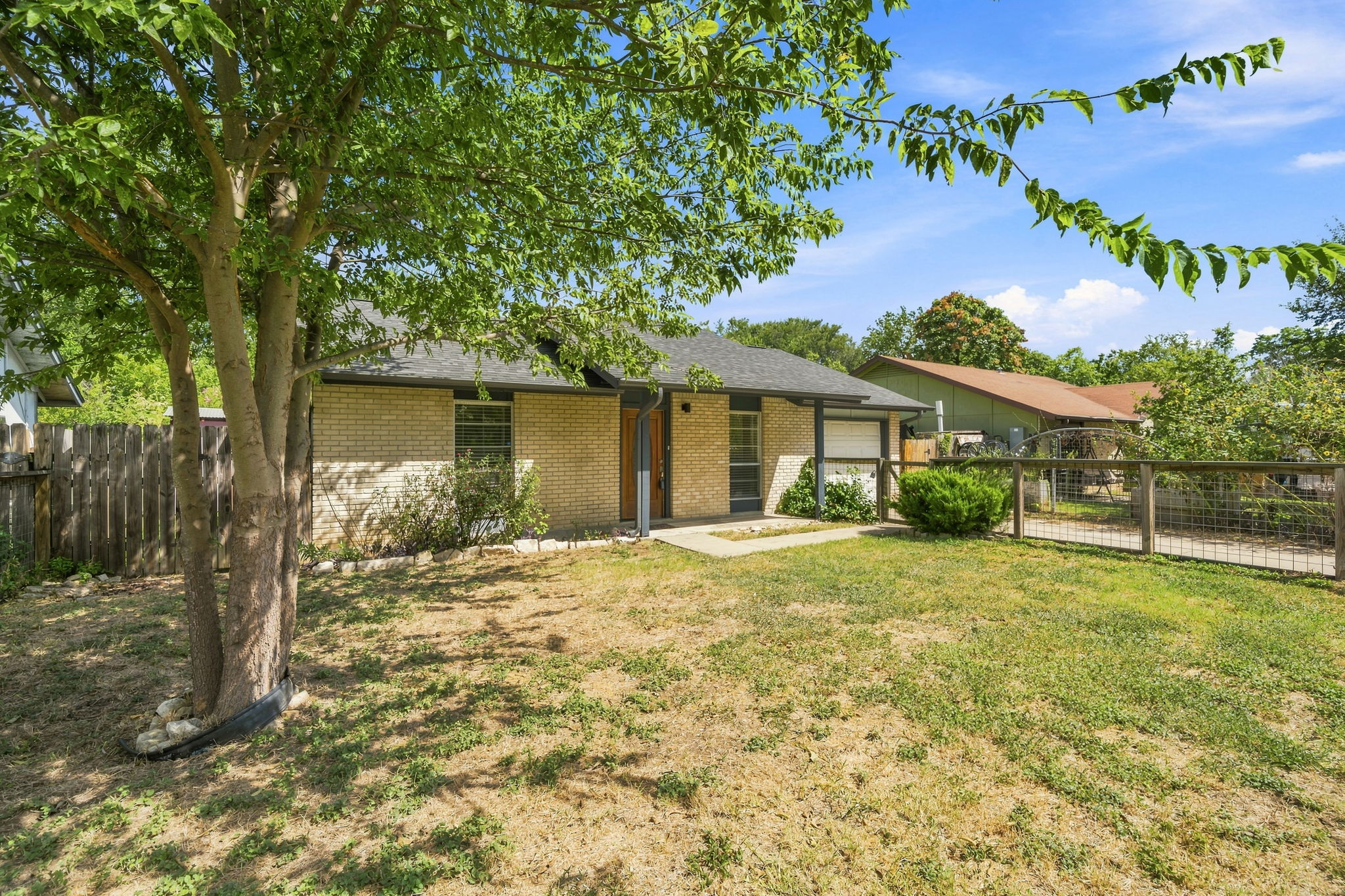 6712 Ripple Run Austin, TX 78744 - Photo 3 of 31 Hogwire fence makes nice enclosed space for pets