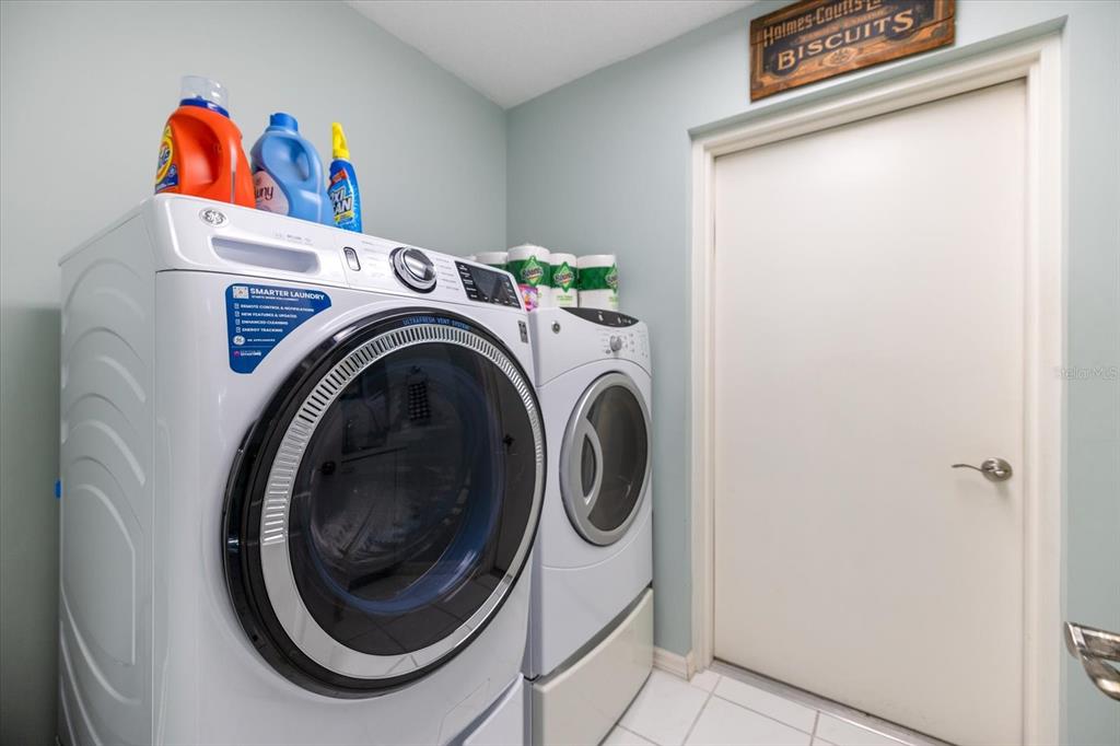 447 Oak Point Road Osprey, FL 34229 - Photo 26 of 99 a utility room with dryer and washer