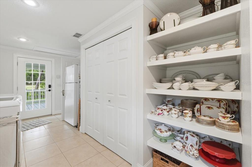 2910 Fritzke Road Dover, FL 33527 - Photo 70 of 100 a view of room with wooden floor