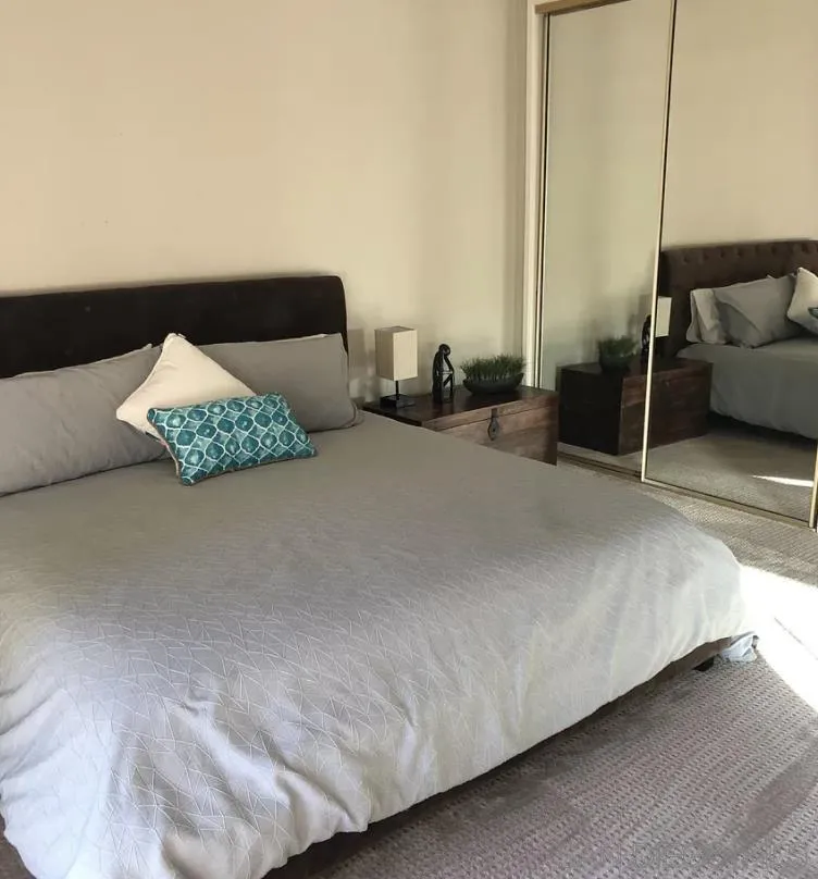 660 San Mario Drive Solana Beach, CA 92075 - Photo 19 of 25 a bedroom with a bed and lamp