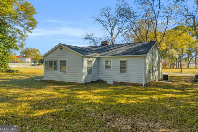 a view of a house with a yard