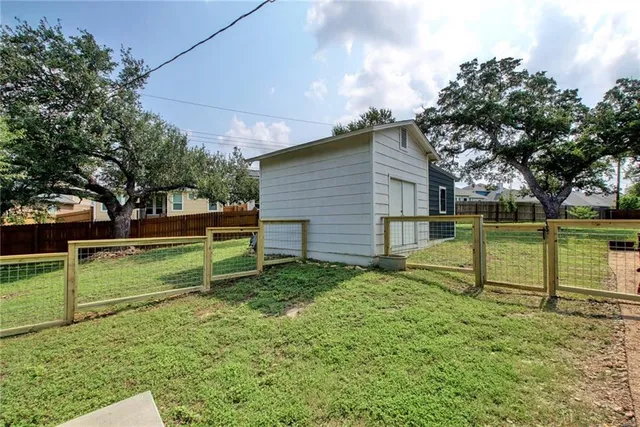 a view of a house with backyard