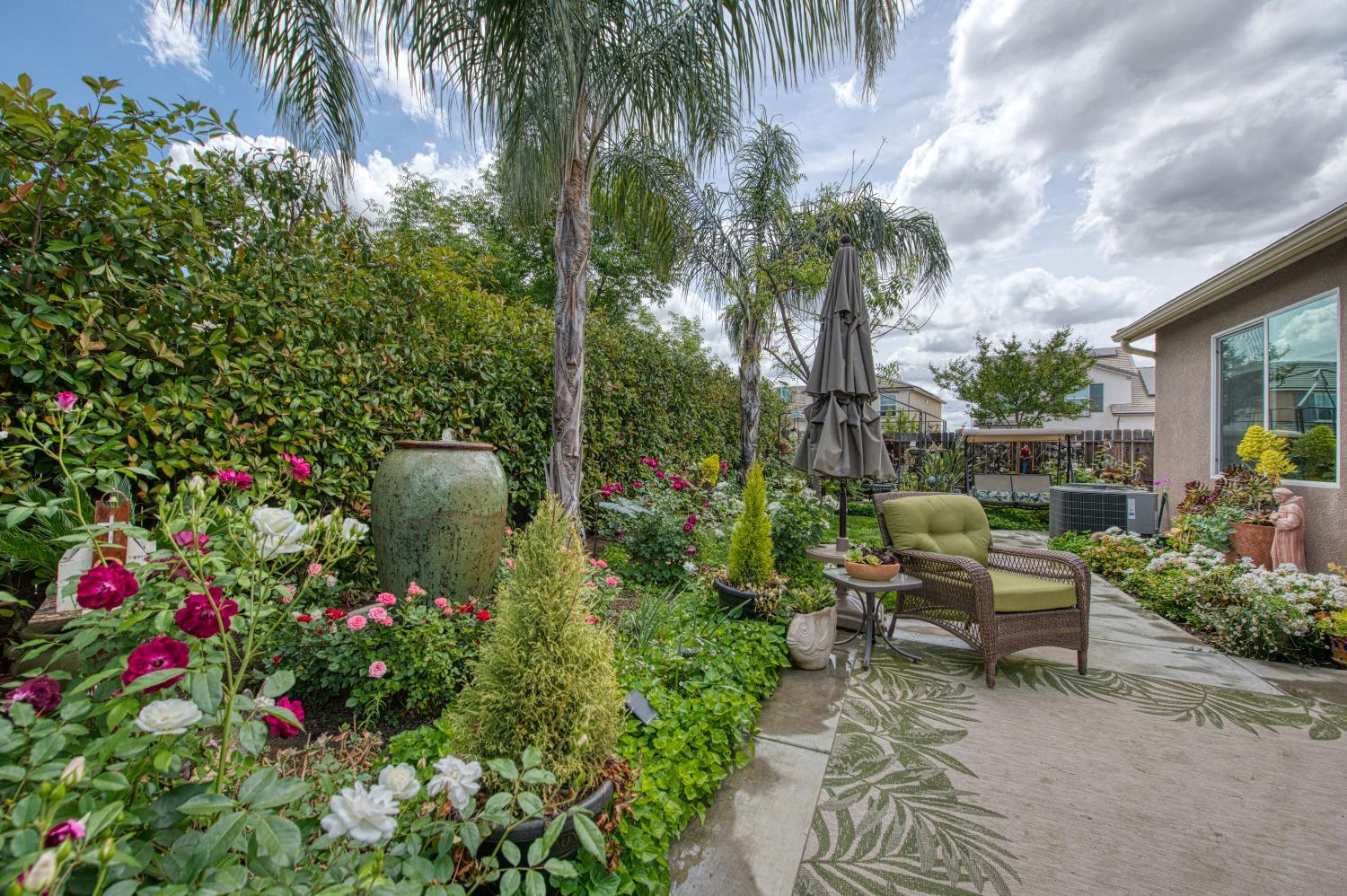 3479 Park Avenue Clovis, CA 93611 - Photo 23 of 27 a backyard of a house with outdoor seating