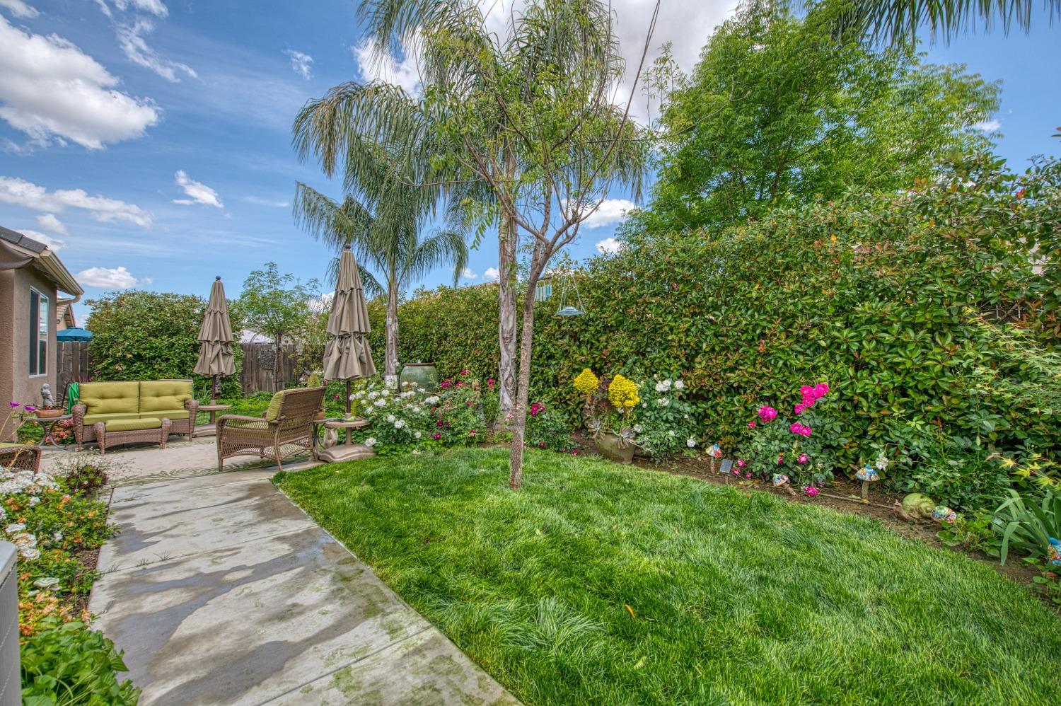 3479 Park Avenue Clovis, CA 93611 - Photo 25 of 27 a view of a backyard with table and chairs and potted plants