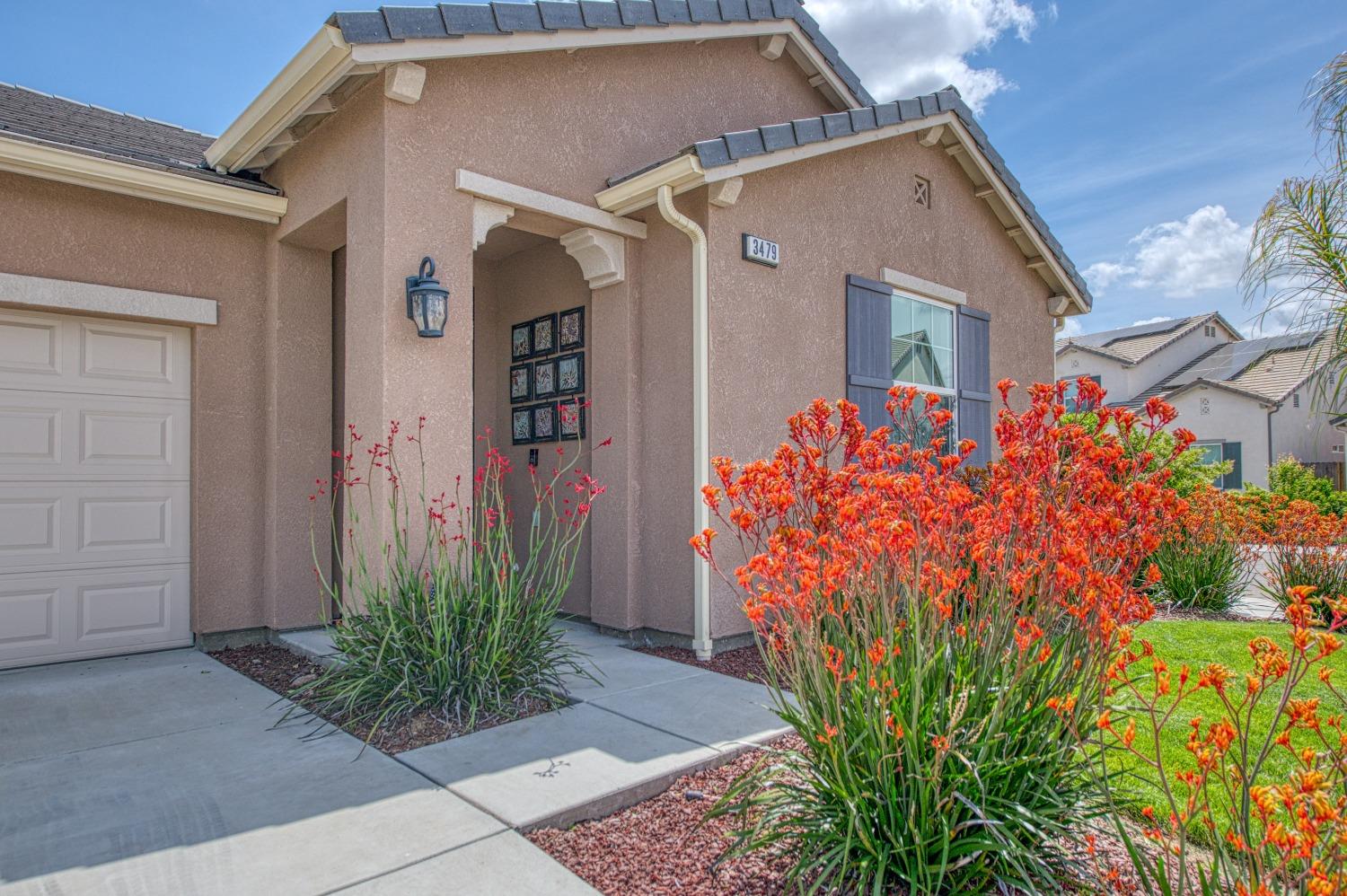 3479 Park Avenue Clovis, CA 93611 - Photo 3 of 27 a front view of a house with garden