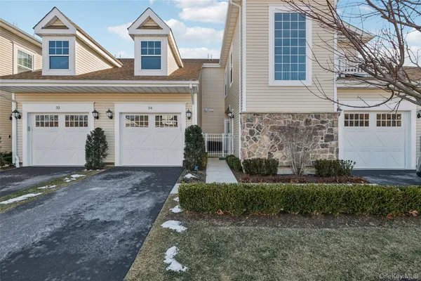 $515,000 | 34 Greentree Court, Shirley, NY 11967