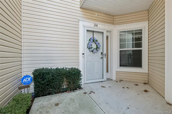 $515,000 | 34 Greentree Court, Shirley, NY 11967