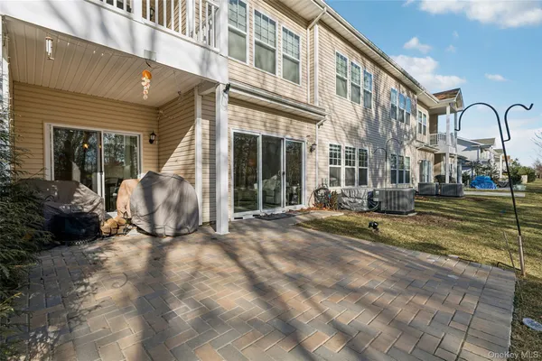 $515,000 | 34 Greentree Court, Shirley, NY 11967