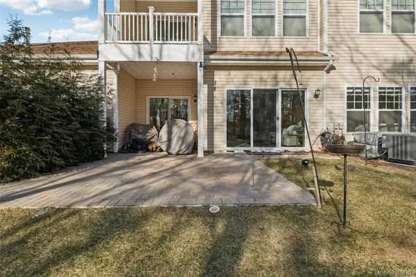 $515,000 | 34 Greentree Court, Shirley, NY 11967