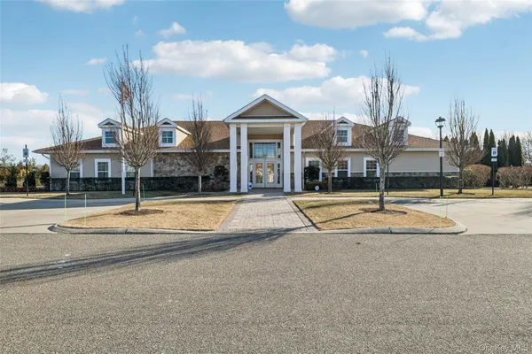 $515,000 | 34 Greentree Court, Shirley, NY 11967