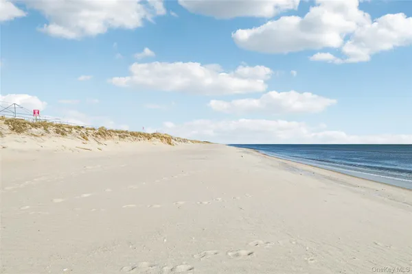 $515,000 | 34 Greentree Court, Shirley, NY 11967