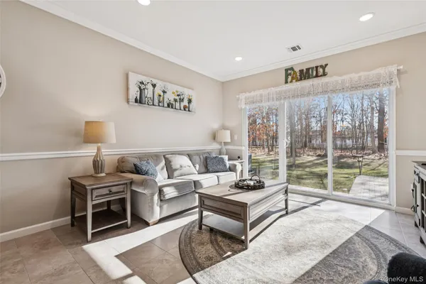 $515,000 | 34 Greentree Court, Shirley, NY 11967