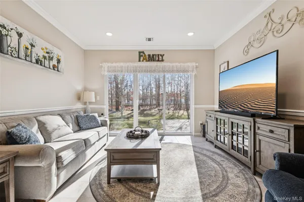 $515,000 | 34 Greentree Court, Shirley, NY 11967