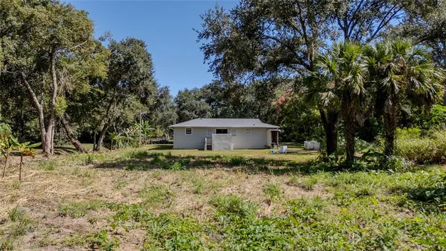 a view of a house with backyard