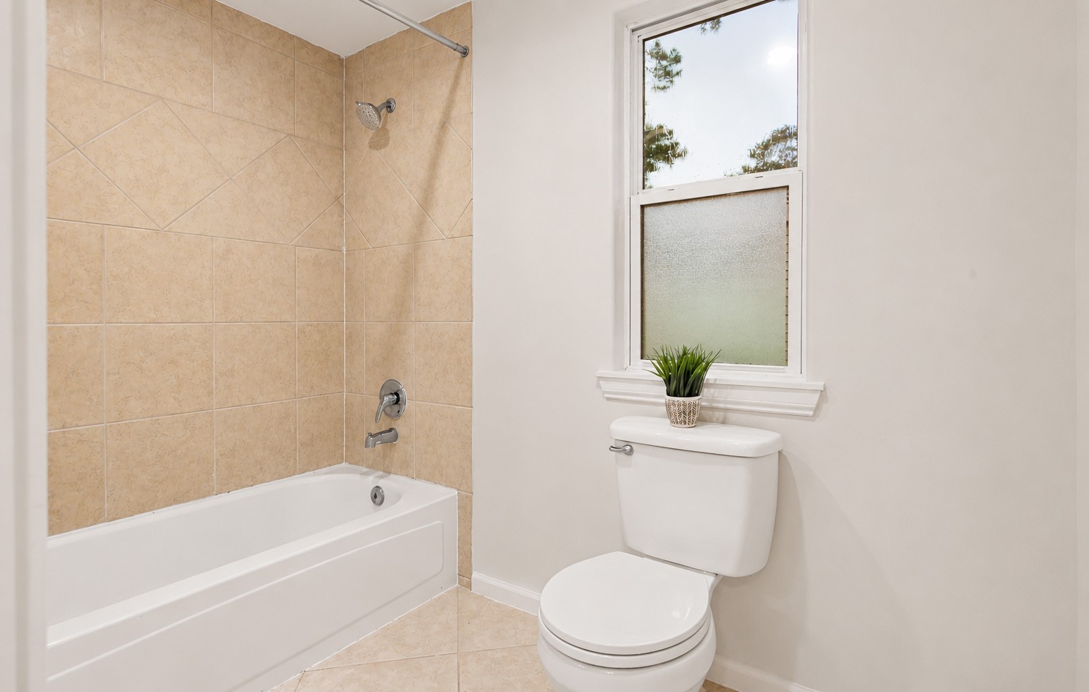 312 Springwood Drive Conroe, TX 77385 - Photo 39 of 50 Jack & Jill bathroom convenietnly located between the two secondary upstairs bedrooms.