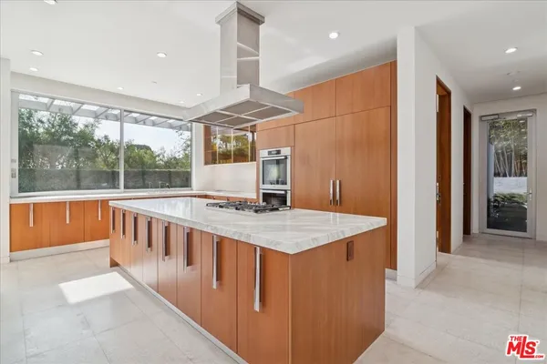 a large kitchen with kitchen island a large island in it