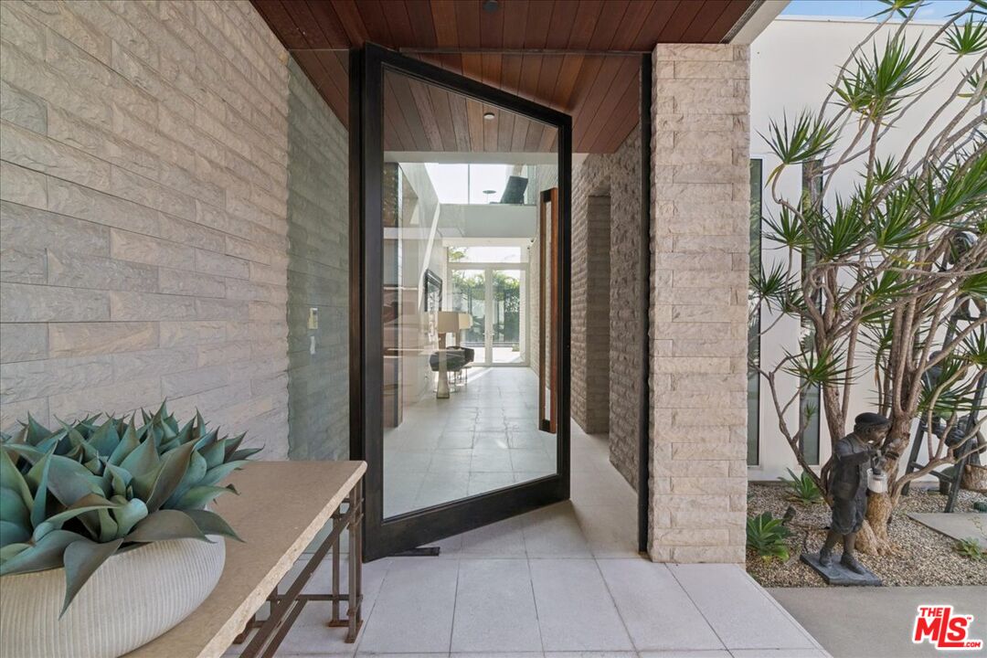 1232 Sunset Plaza Drive Los Angeles, CA 90069 - Photo 4 of 18