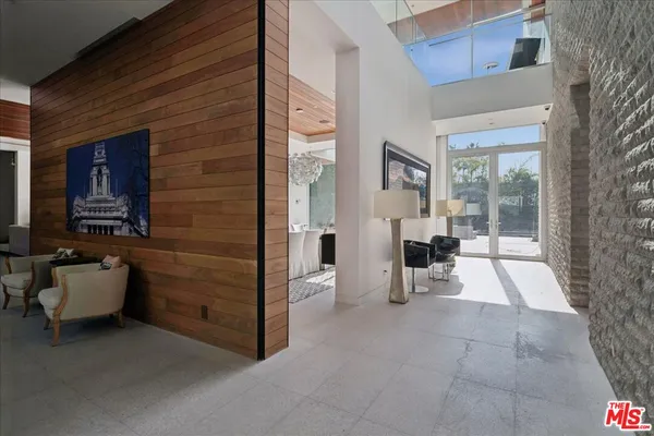 a view of an entryway with workspace
