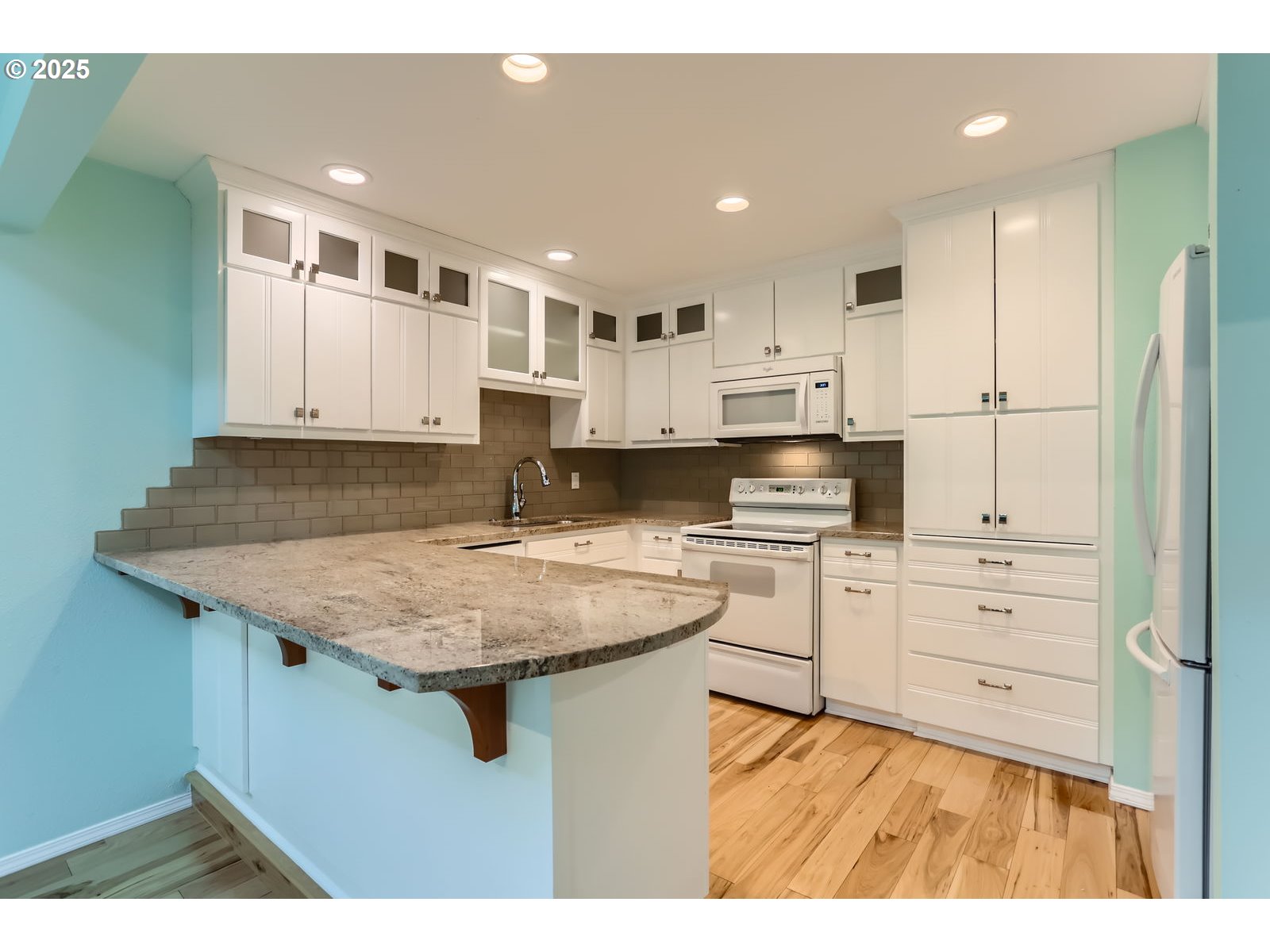 4570 Southwest Comus Place, Unit 8D Portland, OR 97219 - Photo 9 of 29 Gallery Image 9