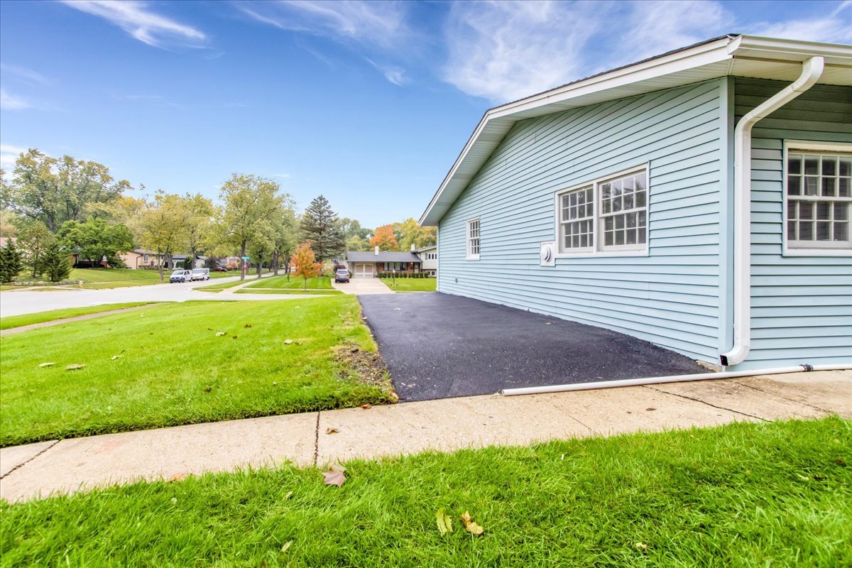 643 Kohley Road Lisle, IL 60532 - Photo 3 of 24 Gallery Image 3