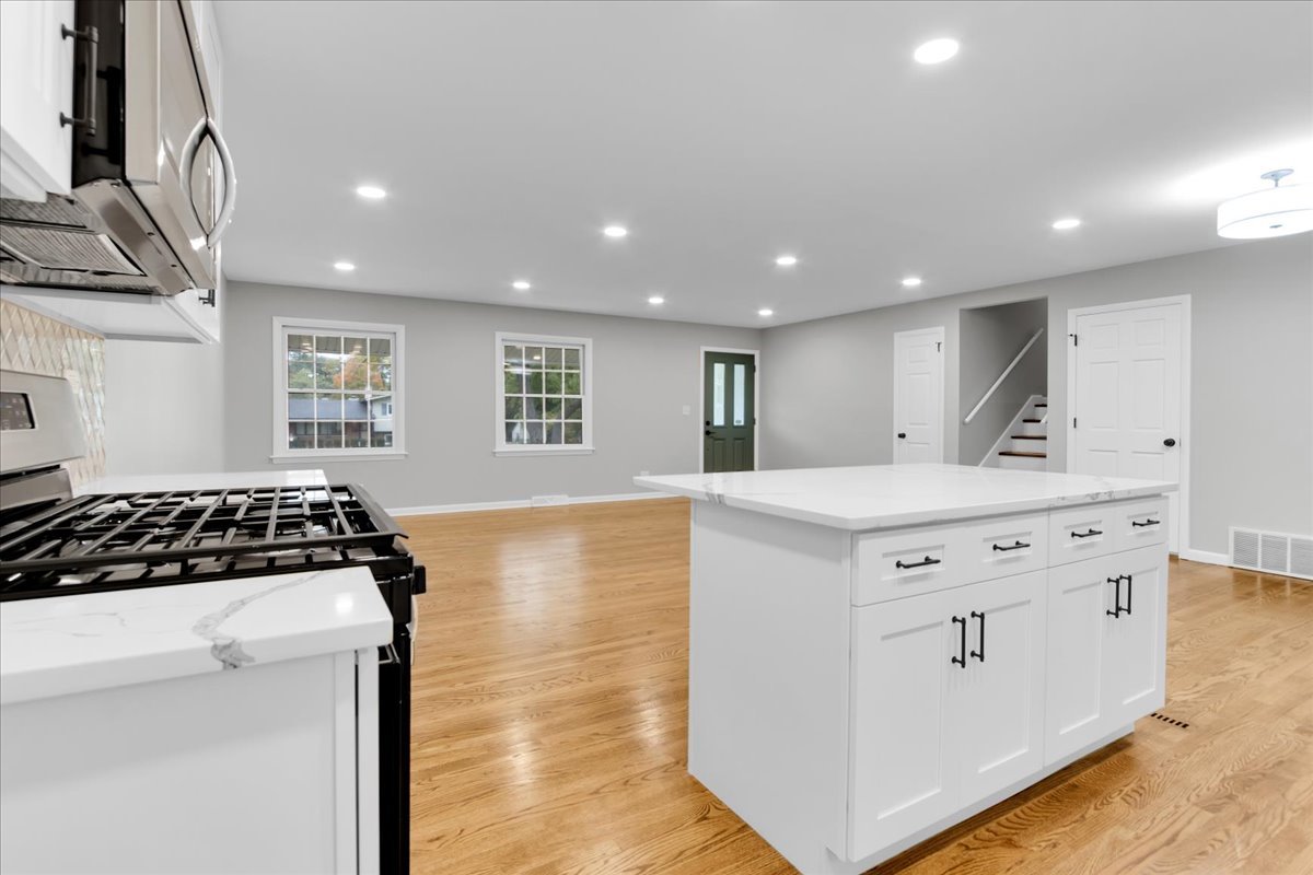 643 Kohley Road Lisle, IL 60532 - Photo 8 of 24 Gallery Image 8