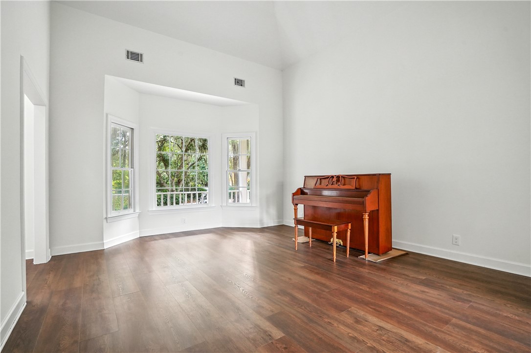 217 Settlers Road St. Simons Island, GA 31522 - Photo 8 of 30 Front living area