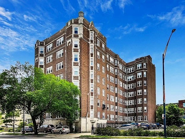 6334 North Sheridan Road, Unit 3E Chicago, IL 60660 - Photo 1 of 39 a view of a large building