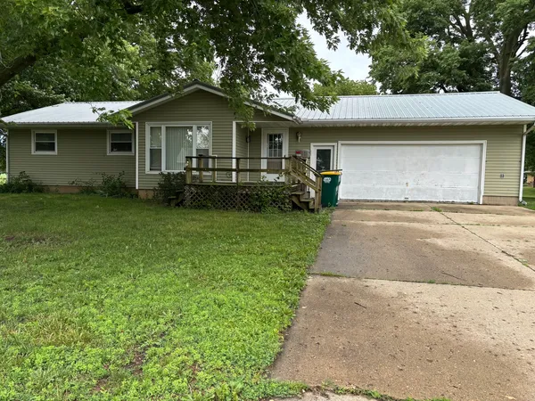 $124,900 | 301 South 2nd Street, Walnut, IL 61376