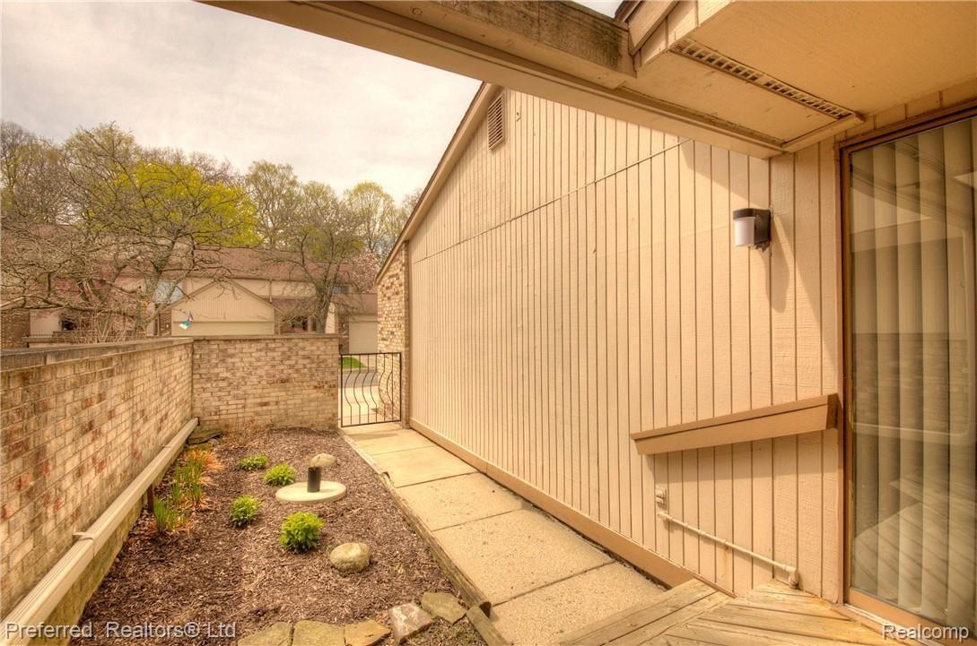 23233 Farmington Road Farmington, MI 48336 - Photo 3 of 41 P3.jpg