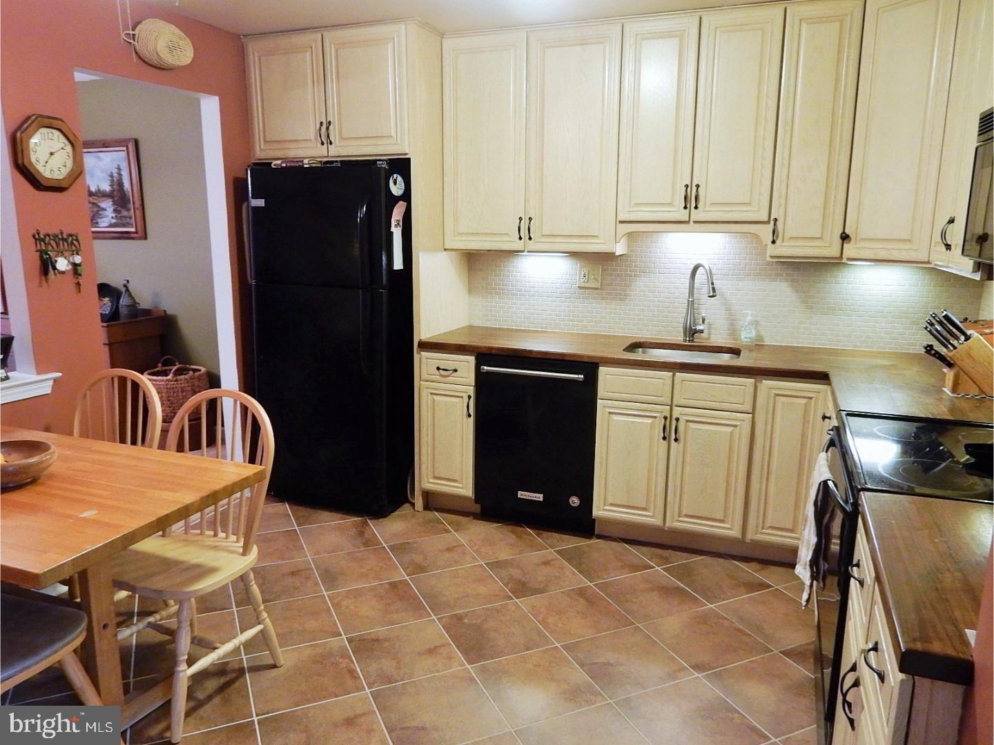 42 Rittenhouse Court, Unit 200 Chesterbrook, PA 19087 - Photo 4 of 20 Kitchen
