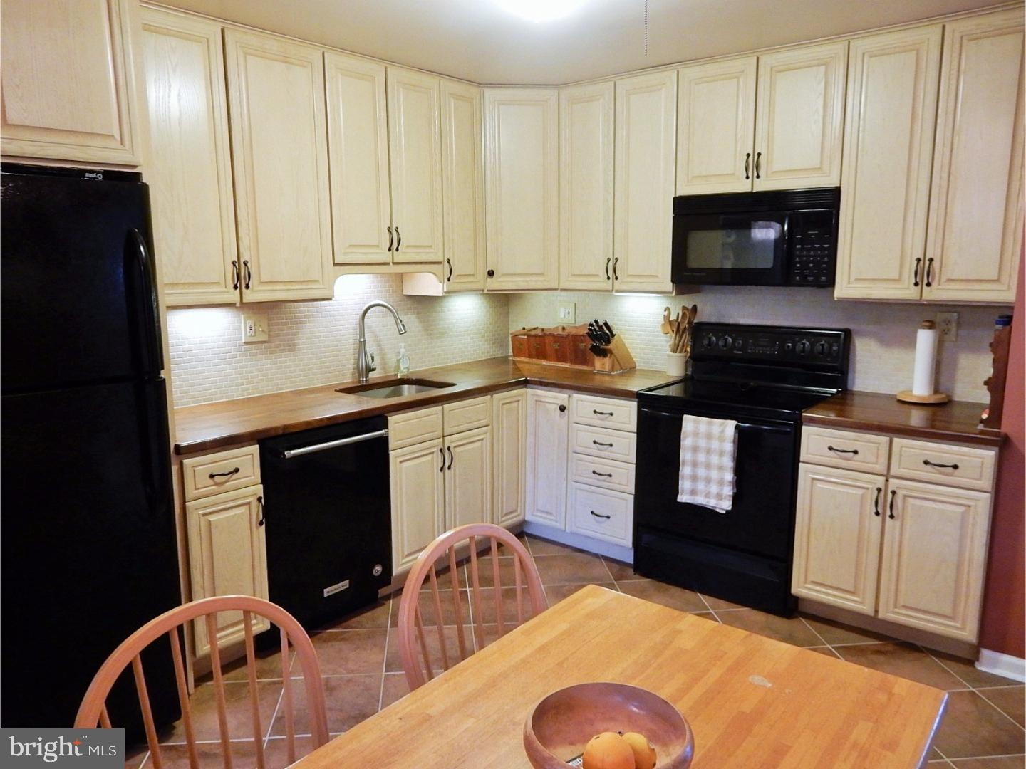 42 Rittenhouse Court, Unit 200 Chesterbrook, PA 19087 - Photo 5 of 20 Kitchen