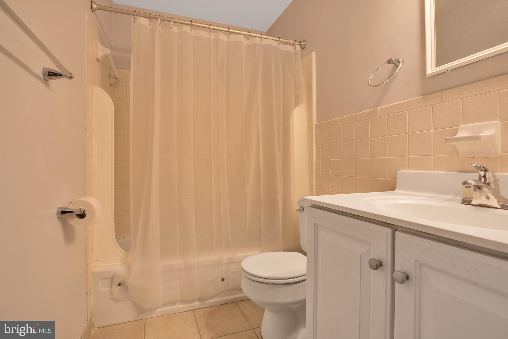 8014 Inverness Ridge Road Rockville, MD 20854 - Photo 21 of 35 Full bathroom