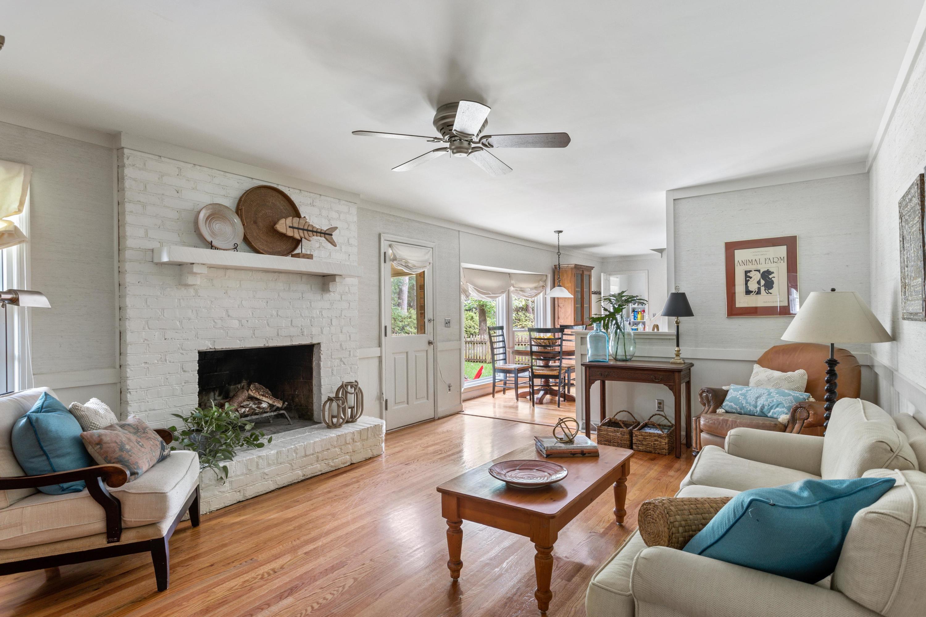 1043 Governors Road Mount Pleasant, SC 29464 - Photo 4 of 21 Family Room