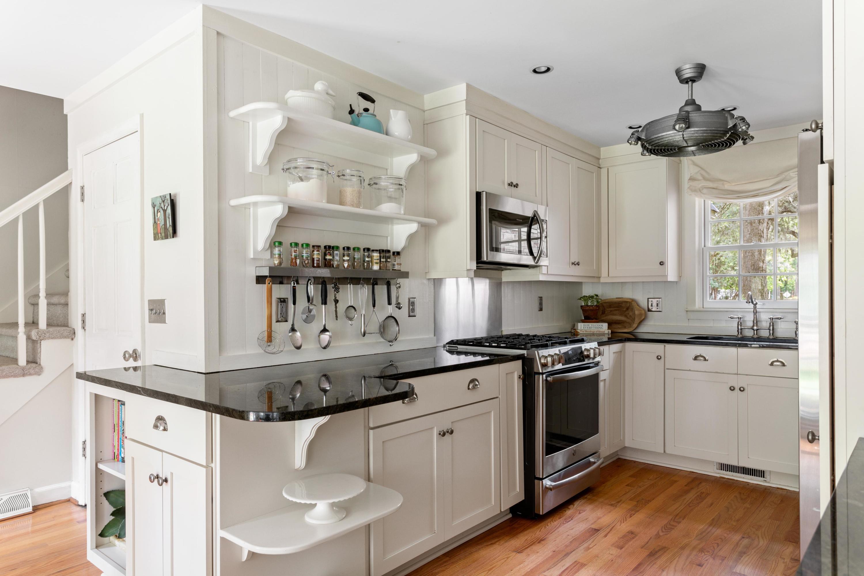 1043 Governors Road Mount Pleasant, SC 29464 - Photo 8 of 21 Kitchen
