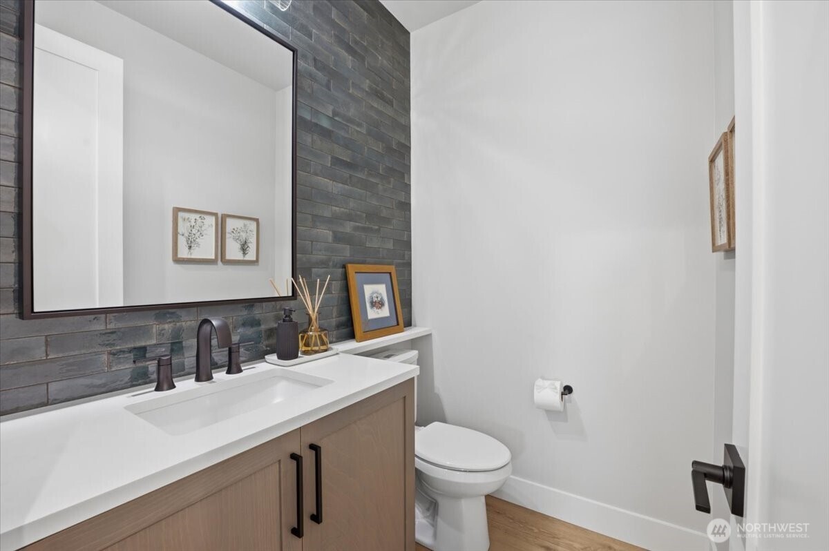 20580 Sinnes Road Mount Vernon, WA 98274 - Photo 23 of 39 a bathroom with a sink and a mirror