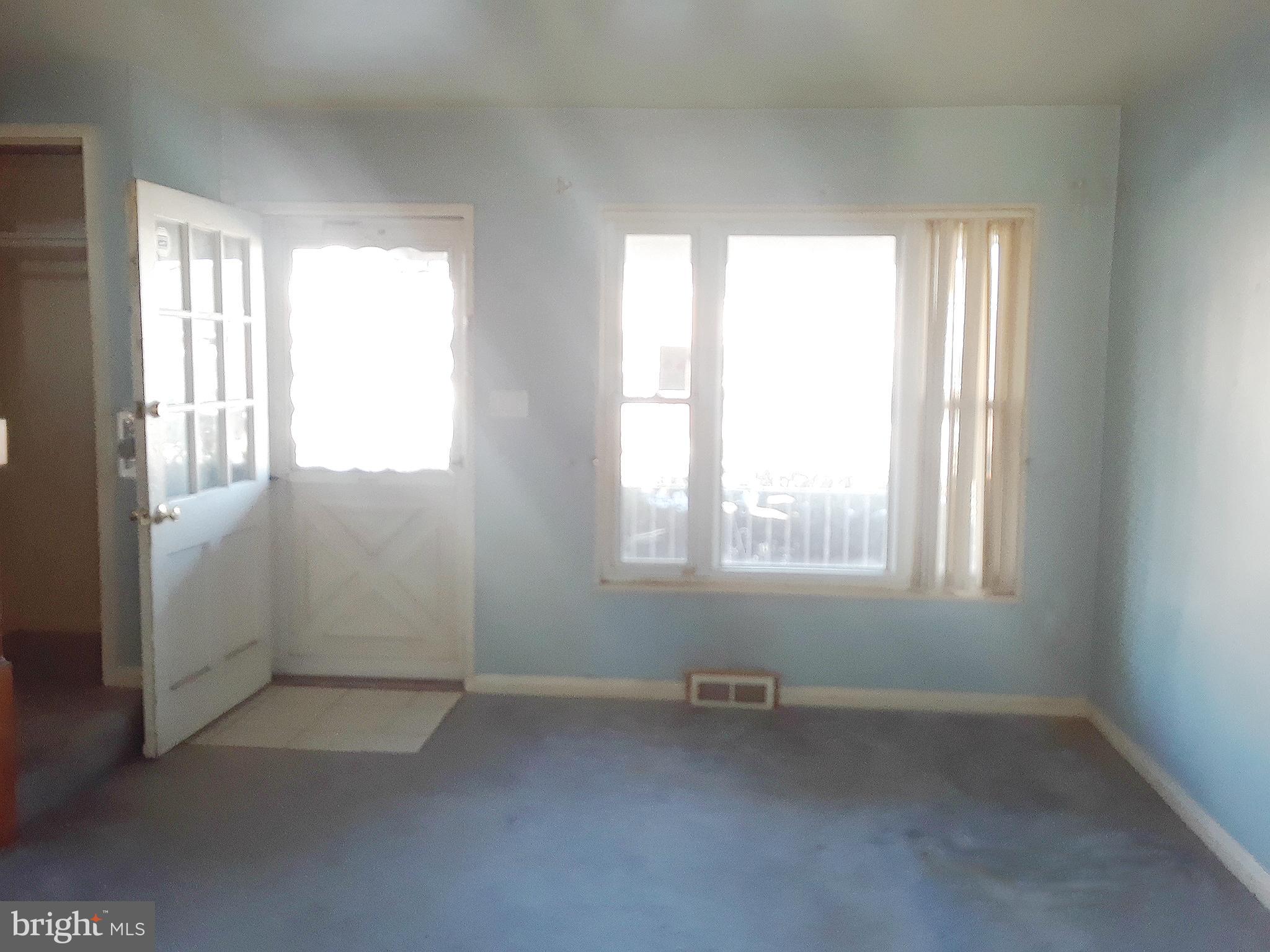 534 Brisbane Road Baltimore, MD 21229 - Photo 4 of 12 Living Room