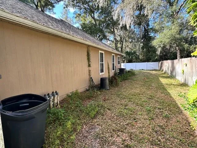 a view of a backyard